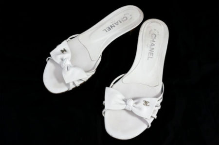 まっさらなホワイトが清楚なイメージに！シャネルのサンダルを買取しました