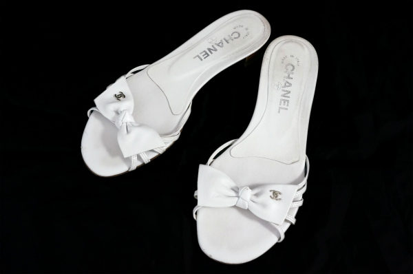 まっさらなホワイトが清楚なイメージに!シャネルのサンダルを買取しました