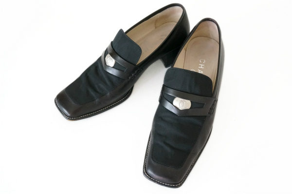 シンプルだけれど品よく決めたい方に！シャネルのローファーを買取しました