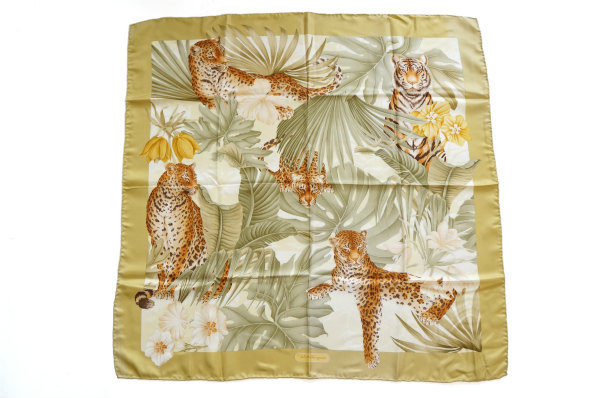 スマートな印象を与えるトラ柄！サルヴァトーレ・フェラガモ スカーフを買取しました