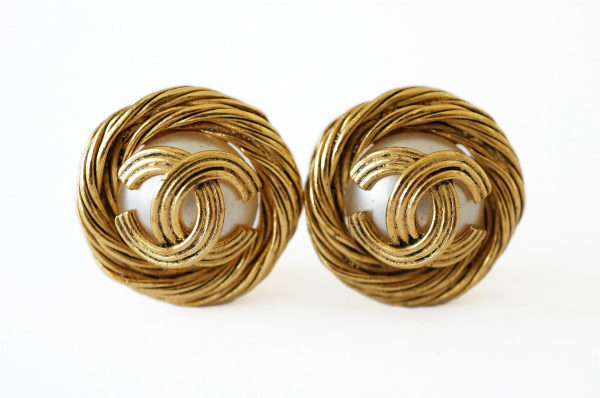 煌びやかなゴールドで高級感を！シャネルのイヤリングを買取しました