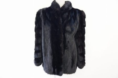 毛皮コート含め、クリーニングなしで不用なアウターをまとめて買取いたしました