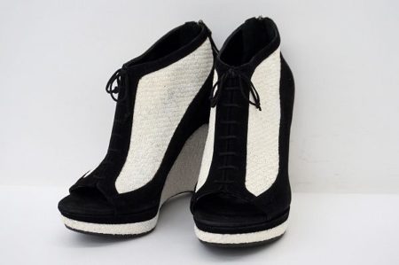 黒×白のバランスがスタイリッシュな印象を作り上げる！フェンディのオープントゥブーティを買取しました