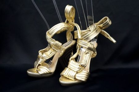 足元から眩しい輝きを放ってエレガントに！ロエベのサンダルをお売りいただきました