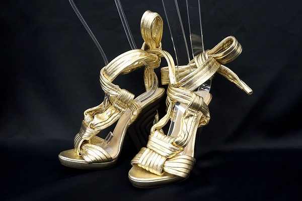 足元から眩しい輝きを放ってエレガントに!ロエベのサンダルをお売りいただきました