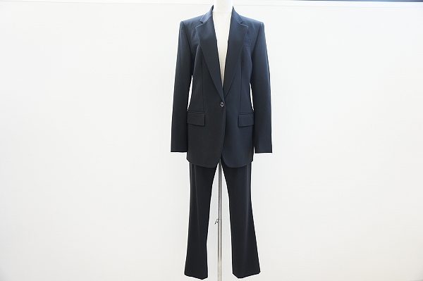 1セットあるといざという時に安心です!グッチのパンツスーツを買取しました