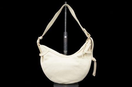 衣装を選ばないエースカラーホワイト！フェラガモ ショルダーバッグを買取しました