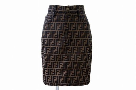 アイコニックなロゴでカッコよさをプラス！フェンディのスカートを買取しました