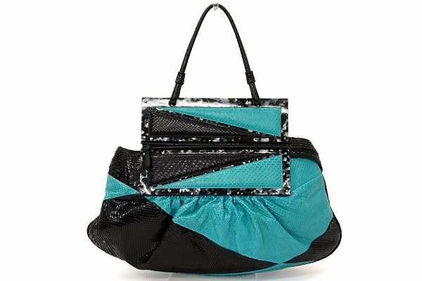 さわやかなブルーでスッキリとした印象に!フェンディのハンドバッグを買取しました