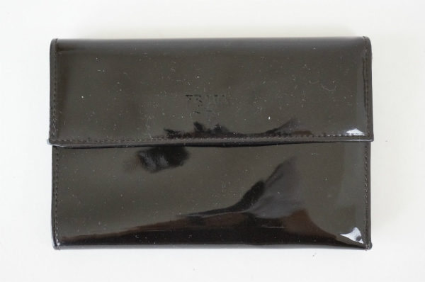 エナメル素材でスタイリッシュに決まる!プラダの3つ折り財布を買取しました