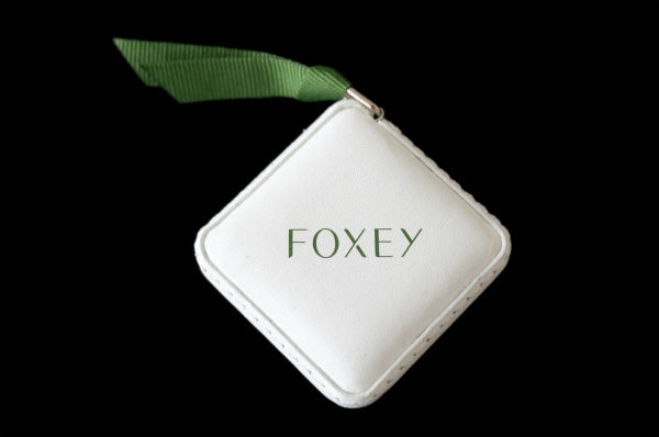 シンプルなのに存在感ばっちり！フォクシーのノベルティグッズ メジャーを買取しました