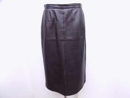 履くだけで締まった印象になる！マダムジョコンダのレザースカートを買取しました