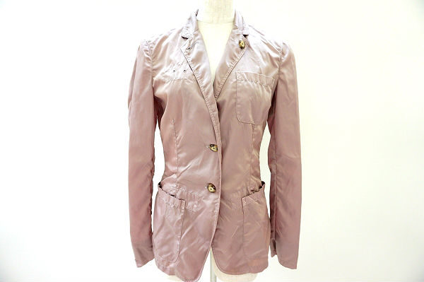 女性ならではのラインをスッキリ見せられる!プラダのジャケットを買取しました