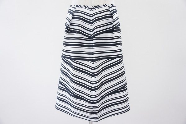 爽やかなボーダーでスッキリ決まる！オースチンリードのスカートを買取しました
