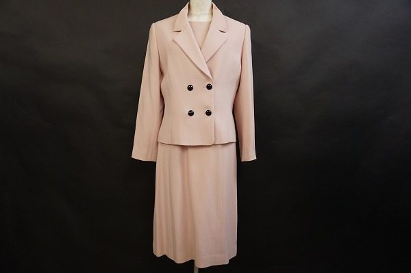 ほんのりピンクがエレガントな印象に!十仁プラザ ワンピーススーツ を買取しました