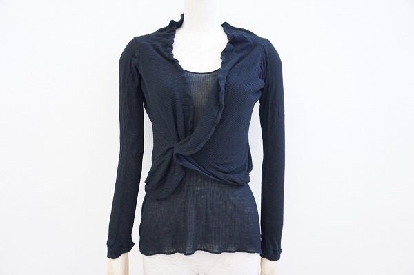 首回りのフリルでどこか軽やかな印象に！アンヴァレリーアッシュのアンサンブル ニットを買取しました