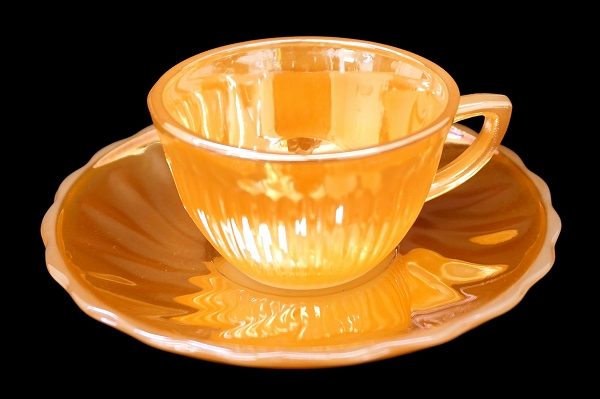 飾っても素敵！エレガントな輝きが眩しい ファイヤーキングのカップ＆ソーサーを買取しました