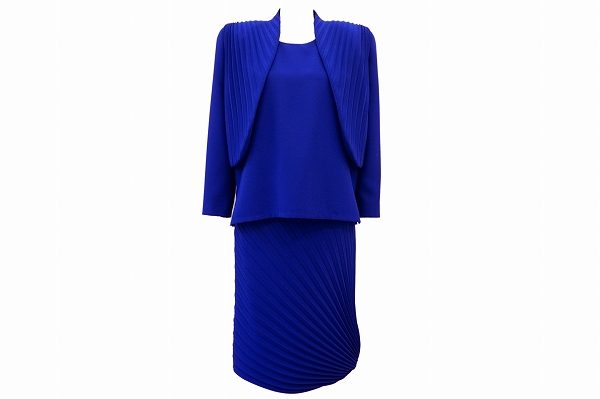 目を惹くブルーが素敵！ユキコハナイのスカートスーツをお売りいただきました