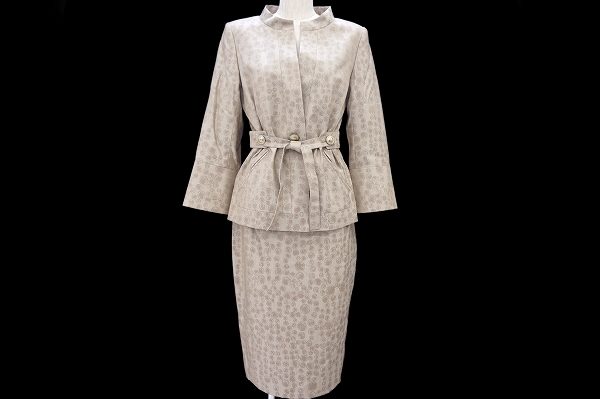 1セットあるとコーディネートが楽になる!ミラショーンのスカートスーツを買取しました