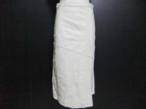 ほどよいミモレ丈で上品さをアップ！ラムレザーのスカートをお売りいただきました