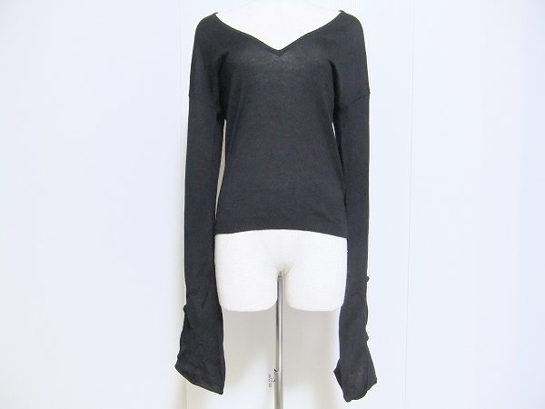 ロング丈のお袖が手元を長くみせてくれます！ヴェルサーチのニットをお売りいただきました