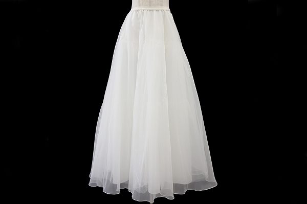 細かいレースのフリルで透明感のある印象に！ジュネビビアンのスカートをお売りいただきました