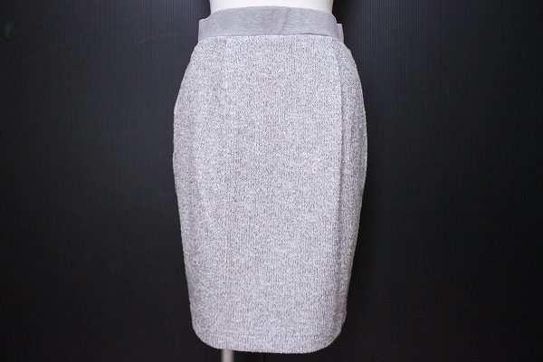 モノトーンでもビビットカラーのトップスでも！ニトカ スカートをお売りいただきました