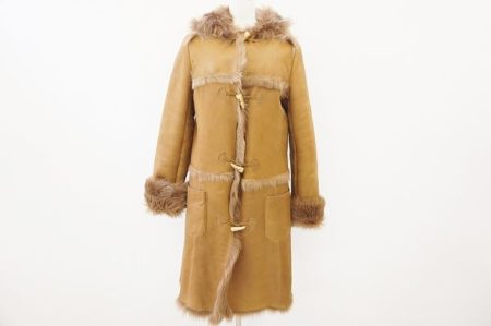 ムートン素材がレアなコートです！ポストの毛皮コートをお売りいただきました