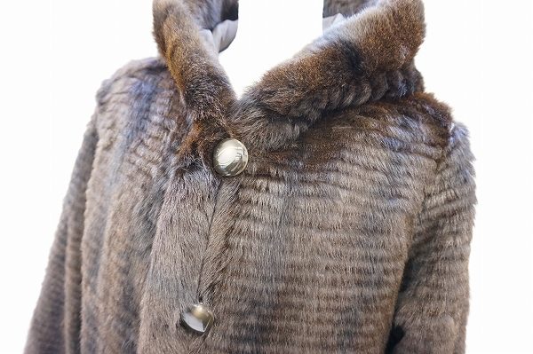 シックなブラウンでおしゃれさが際立つ！パルティナの毛皮コートをお売りいただきました