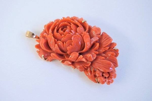 鮮やかコーラルで印象アップ！サンゴのブローチをお売りいただきました