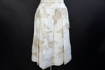 淡い雰囲気が高貴な印象にしてくれる！ハロッズのスカートを買取しました