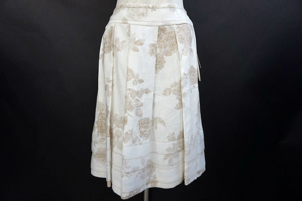 淡い雰囲気が高貴な印象にしてくれる！ハロッズのスカートを買取しました