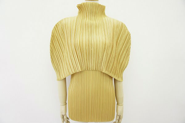 胸元のプリーツがスッキリした印象に繋がる！プリーツプリーズのカットソーを買取しました