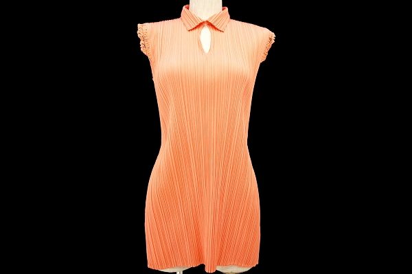 鮮やかカラーで元気をおすそ分け！プリーツプリーズのブラウスを買取しました