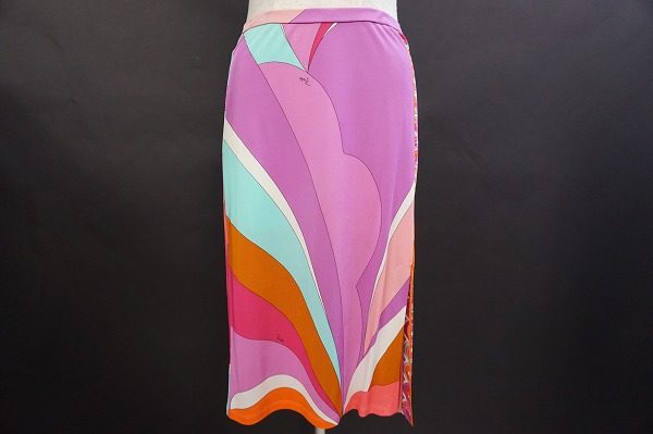 トップスがシンプルでも圧倒的な存在感！エミリオ・プッチ スカート を買取しました