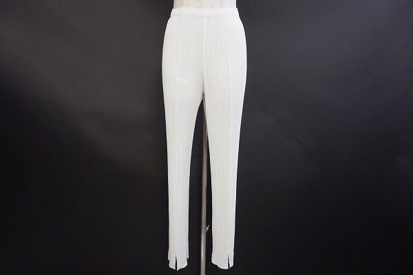 スッとした印象に持っていく注目アイテム！プリーツプリーズのパンツを買取しました
