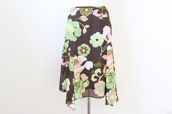 シンプルトップスにぜひ合わせたい!トゥービーシックのスカートを買取しました