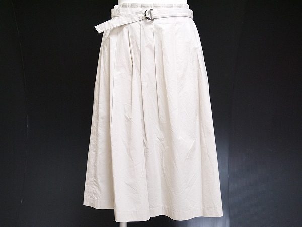 どんなトップスを持ってきても引き立つ！セオリーのスカートを買取しました