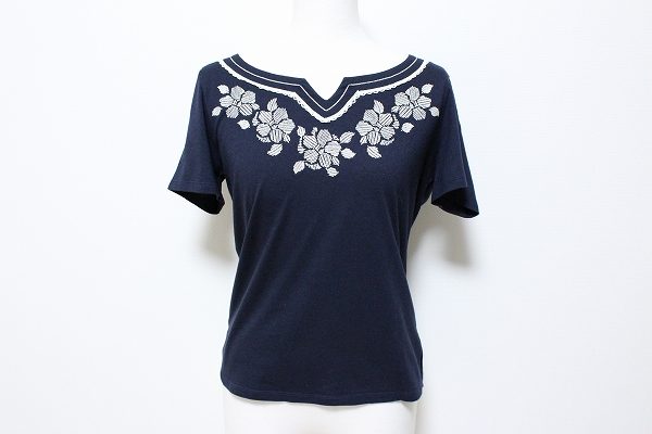 ブラック×ホワイトの刺繍がハリのある印象になる！ローラアシュレイのカットソーを買取しました