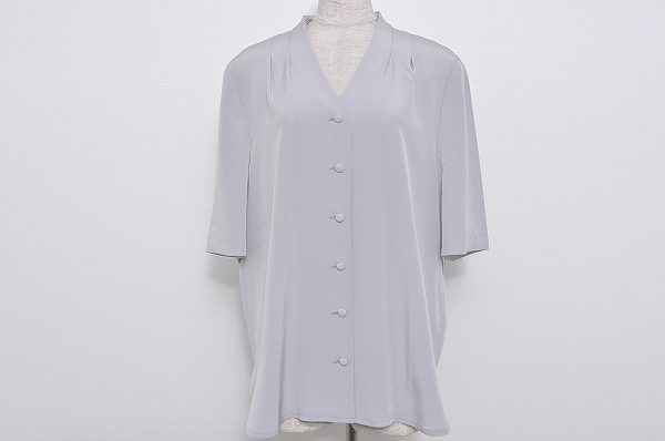 落ち着きもあり軽やかさもあるグレー！レリアンのシャツブラウスを買取しました