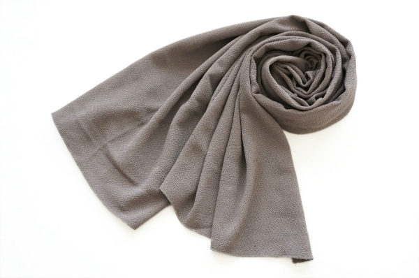 ちりめん素材で使い勝手抜群！詩仙堂のストールをお売りいただきました