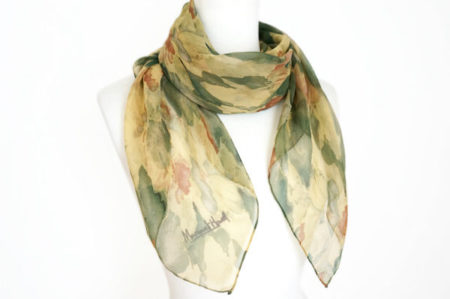 品格を感じる絵柄でおしゃれ度アップ！マーガレット・ハウエル スカーフを買取しました