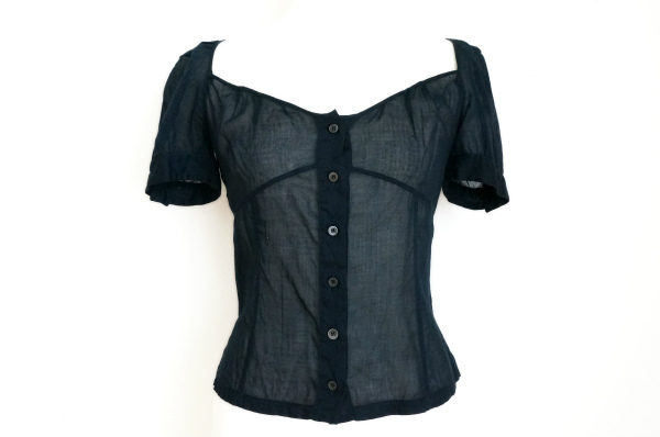 繊細な鎖骨も綺麗にアピール！ミュウミュウのブラウスを買取しました