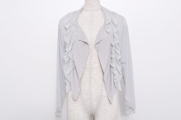 上品フリルがシンプルながらも華やかに決まる！ヒロコビスのカーディガンを買取しました