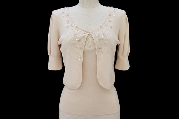 優しいベージュが品の良さを引き立てる!トゥービーシックのアンサンブルを買取しました