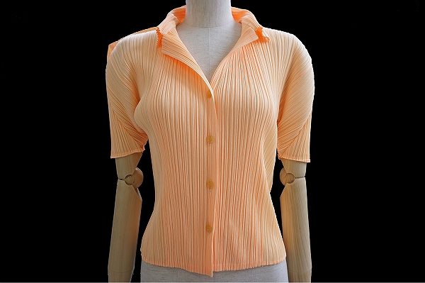 ほんのりオレンジが明るく華やかな印象に!プリーツプリーズ イッセイミヤケ シャツ ブラウスを買取しました