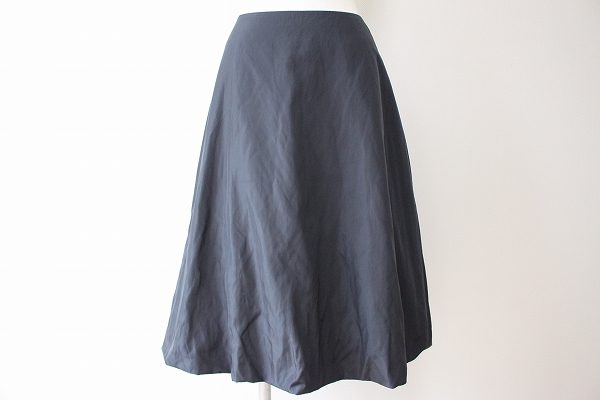 イエローからオレンジまで相性よし！イクコのスカートを買取しました