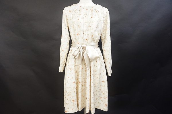 柔らかい印象に仕上げてくれる1着です！ハロッズのワンピースを買取しました