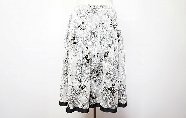 モノクロ×華やかさがエレガントさをプラス！イクコのスカートを買取しました