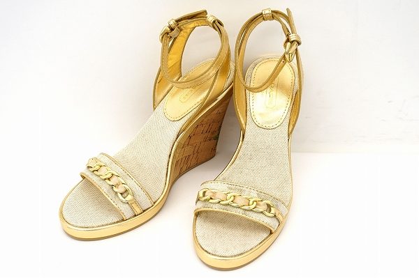 モノクロアイテムからカラフルアイテムにも合う！ コーチ サンダルを買取しました